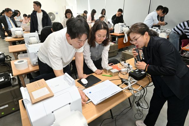 23일 오후 시흥시선거관리위원회에서 열린 ‘제9회 전국동시지방선거 사전투표관리관 교육’에서 참석자들이 사전투표 운용장비 설치 및 운영에 대한 실습을 하고 있다. 김시범기자