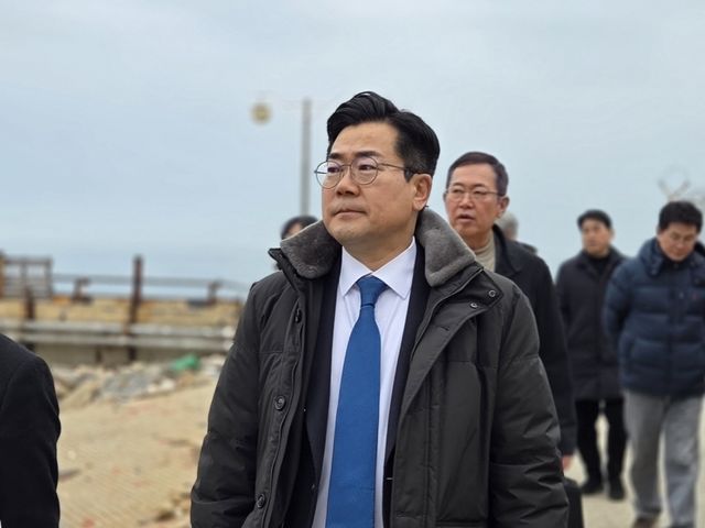 더불어민주당 인천시장 후보인 박찬대 국회의원(연수갑)이 지난 3월17일 인천 옹진군 백령도를 방문해 현장을 살피고 있다. 경기일보DB