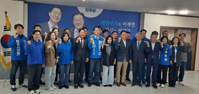화성특례시장 선거 더불어민주당 경선 낙선자 전원이 정명근 예비후보와의 원팀협약을 맺은 뒤 기념촬영을 하고 있다. 정명근 예비후보 선거사무소 제공
