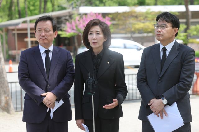국민의힘 국정조사특위 김형동 간사, 나경원·윤상현 의원이 23일 국가정보원 앞에서 국정원 현장조사 협조 등을 촉구하며 취재진 앞에서 발언하고 있다. 연합뉴스