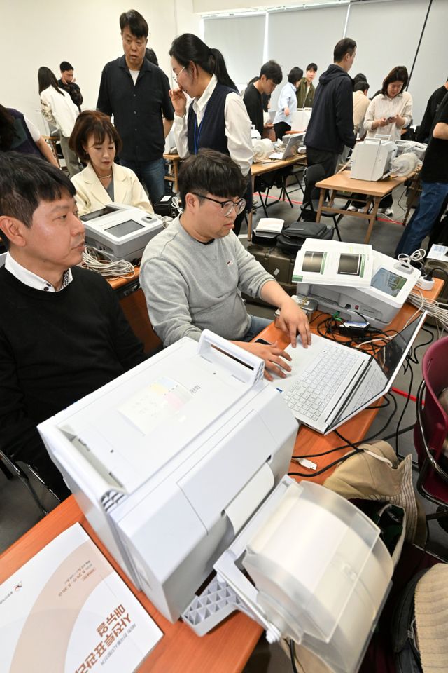 23일 오후 시흥시선거관리위원회에서 열린 ‘제9회 전국동시지방선거 사전투표관리관 교육’에서 참석자들이 사전투표 운용장비 설치 및 운영에 대한 실습을 하고 있다. 김시범기자