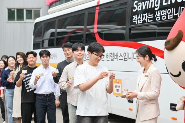 하나님의교회 세계복음선교협회(총회장 김주철 목사, 이하 하나님의 교회)가 ‘전 세계 유월절사랑 생명사랑 헌혈릴레이’를 시행 중인 가운데 수원영통 하나님의 교회에서 신자와 시민 등이 생명 살리기 나눔에 앞장서고 있다. 교회 제공