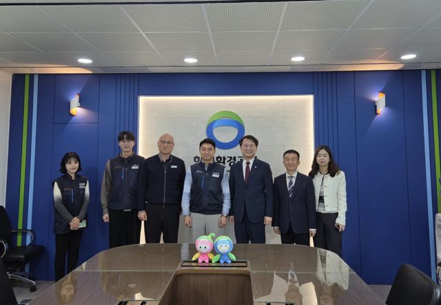 인천시가 23일 한국환경공단 노동조합을 방문해 관계자들과 간담회를 하고 기념촬영을 하고 있다. 인천시 제공