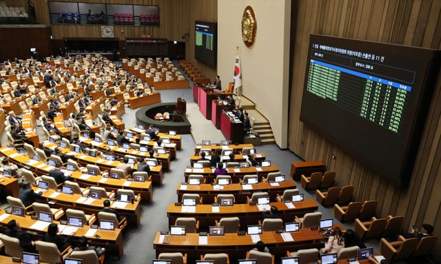 23일 국회에서 열린 4월 임시국회 제7차 본회의에서 전기통신사업법 개정안 등 11건이 통과되고 있다. 연합뉴스