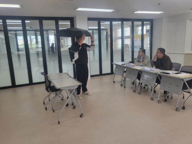 이천교육지원청이 제47회 경기도학생과학발명품경진대회에 참가하기 위해 이천지역 선발전에 한 학생이 우산을 이용한 아이디어를 선보이고 있다. 이천교육지원청 제공