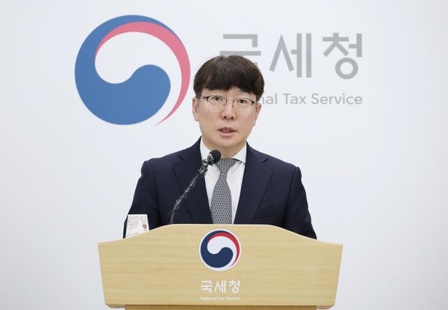 양철호 국세청 정보화관리관이 23일 정부세종2청사에서 생성형 인공지능(AI) 챗봇 서비스 확대 운영 계획을 브리핑하고 있다. 국세청 제공