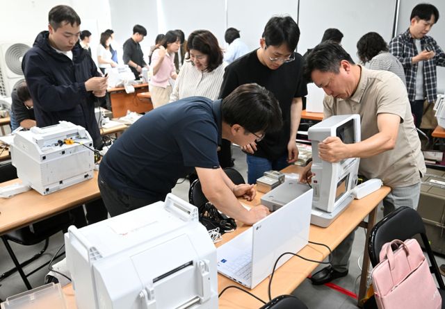 23일 오후 시흥시선거관리위원회에서 열린 ‘제9회 전국동시지방선거 사전투표관리관 교육’에서 참석자들이 사전투표 운용장비 설치 및 운영에 대한 실습을 하고 있다. 김시범기자
