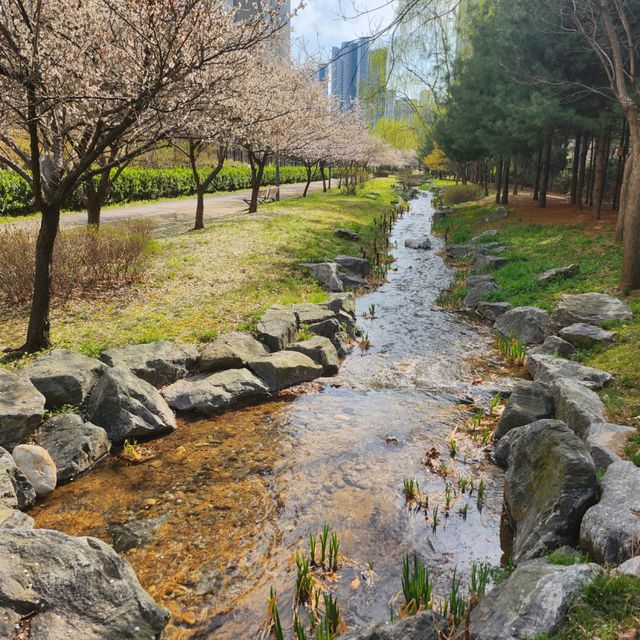 영종하늘도시 자연형 실개천의 용수 공급 모습. 인천환경공단 제공