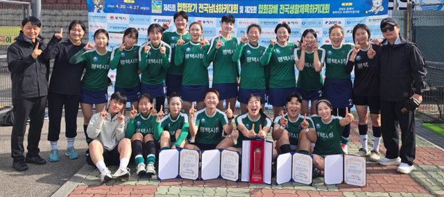 평택시청 선수단이 23일 강원 동해 썬라이즈 국제하키경기장에서 열린 ‘제45회 협회장기 전국 남녀 하키대회’ 여자 일반부에서 우승을 차지한 뒤 기념촬영을 하고 있다. 평택시청 제공