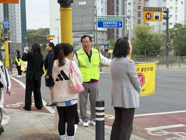 이현재 하남시장이 통학하는 어린이들을 위해 교통봉사를 하고 있다. 하남시 제공