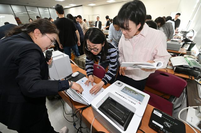 23일 오후 시흥시선거관리위원회에서 열린 ‘제9회 전국동시지방선거 사전투표관리관 교육’에서 참석자들이 사전투표 운용장비 설치 및 운영에 대한 실습을 하고 있다. 김시범기자