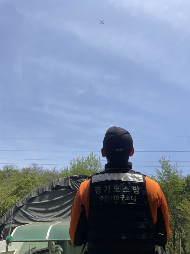 드론을 이용한 사슴 포획 작업 현장. 경기도소방재난본부 제공