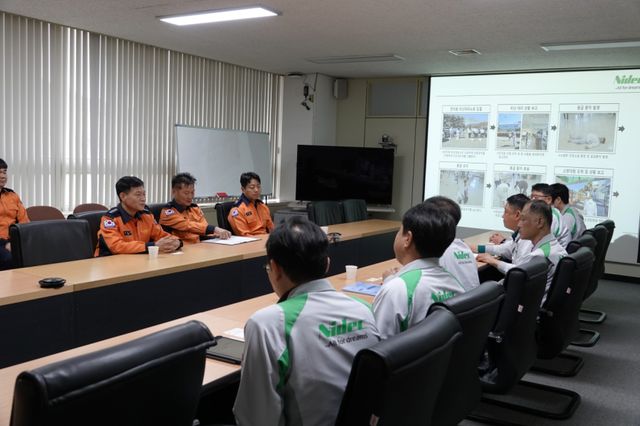 안성소방서가 안성시 보개면에 위치한 L 자동차부품 제조공장을 대상으로 현장 안전 지도를 시행했다. 안성소방서 제공