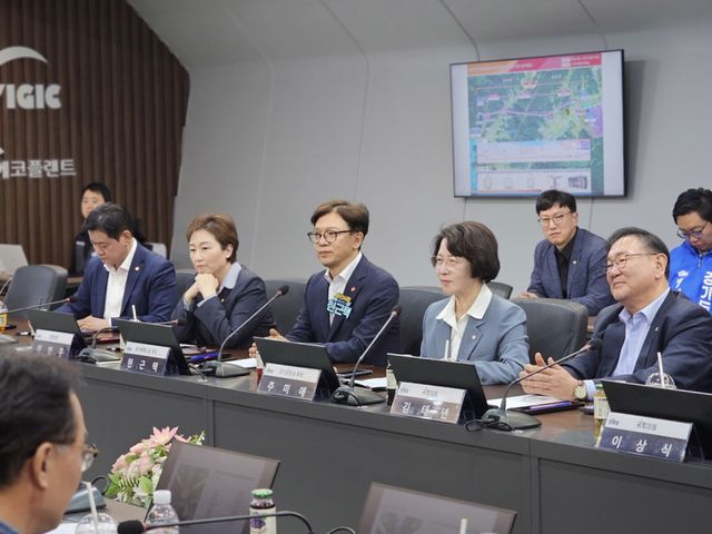 더불어민주당 현근택 용인시장 예비후보가 24일 평택·용인 반도체 산업 현장을 잇따라 방문하며 반도체 산단 완성에 대해 강력한 의지를 표명했다. 본인 제공