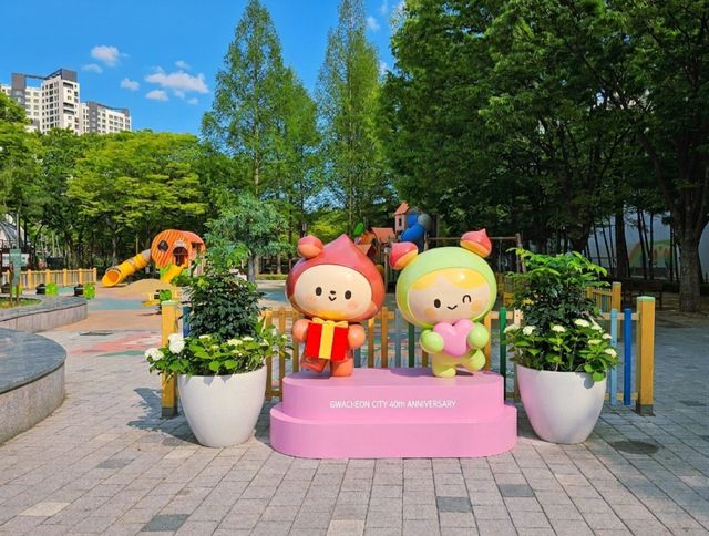 과천시 중앙공원에 설치된 송이율이 캐릭터 모습. 과천시 제공