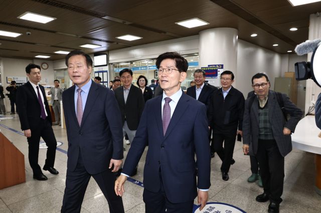 김문수 전 고용노동부 장관이 24일 서울 서초구 서울중앙지방법원에서 열린 제21대 대통령선거 선거법 위반 1심 선고 공판에 출석하고 있다. 김 전 장관은 지난 21대 대통령선거 과정에서 국민의힘 예비후보 신분으로 유권자에게 명함을 돌린 혐의로 기소됐다. 연합뉴스