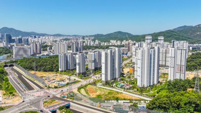 과천지식정보타운 아파트단지 전경. 과천시 제공