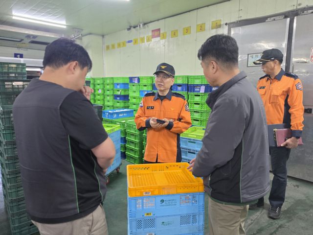 문태웅 양주소방서장이 BGF로지스 양주물류센터를 방문, 현장 행정지도를 하고 있다. 양주소방서 제공