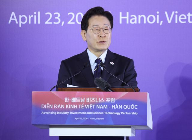 이재명 대통령이 23일(현지시간) 베트남 하노이 한 호텔에서 열린 한-베트남 비즈니스포럼에서 발언하고 있다. 연합뉴스