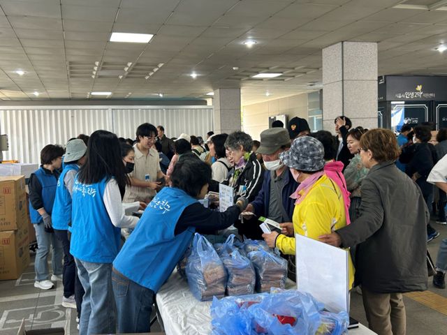 시흥시 '늠내골 나눔장터' 운영 현장. 시흥시 제공