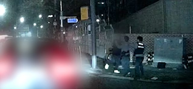 2월14일 남양주시에서 음주운전자가 경찰과 실랑이를 벌이고 있다. 경기북부경찰청 제공