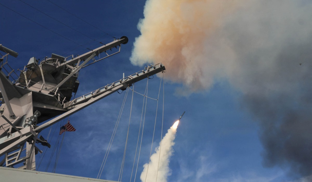 3월21일 ‘장대한 분노 작전’에 참가중인 미군의 알리버크급 유도미사일 구축함 토머스 허드너 호가 토마호크 미사일을 발사하고 있다. 로이터=연합뉴스