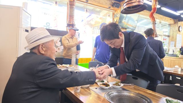 이성배 예비후보가 25일 연안이가 종친회 어르신들과 인사를 나누고 있다. 이성배 후보 캠프 제공