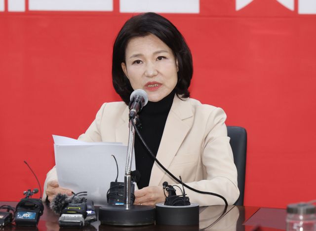 이진숙 전 방송통신위원장이 14일 오후 대구 수성구 국민의힘 대구시당에서 기자회견을 하고 있다. 이 전 위원장은 국민의힘 대구시장 경선에서 컷오프(공천 배제)된 뒤 독자적으로 선거운동을 이어오고 있다. 연합뉴스