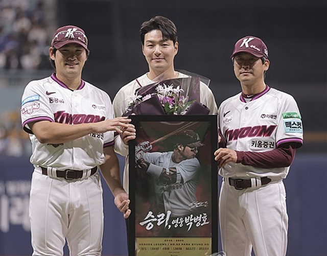 박병호 키움 코치(가운데). 연합뉴스