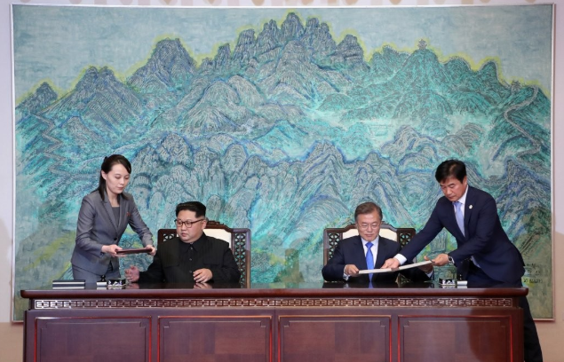 2018년 4·27 남북정상회담에서 판문점선언문에 서명하는 당시 문재인 대통령과 김정은 위원장. 연합뉴스