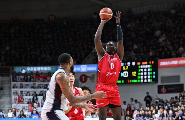 안양 정관장의 조니 오브라이언트가 26일 안양 정관장 아레나에서 열린 부산 KCC와 2025-2026 LG전자 프로농구 4강 플레이오프 2차전에서 슈팅을 시도하고 있다. KBL 제공