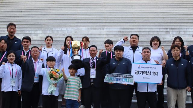 경기도선수단이 23일부터 26일까지 경남 김해 일원에서 열린 ‘2026 전국생활체육대축전’에서 23년 연속 최다종목 종합우승이라는 대기록을 완성한 가운데 이원성 경기도체육회장 및 관계자, 선수들이 26일 기념촬영을 하고 있다. 경기도체육회 제공