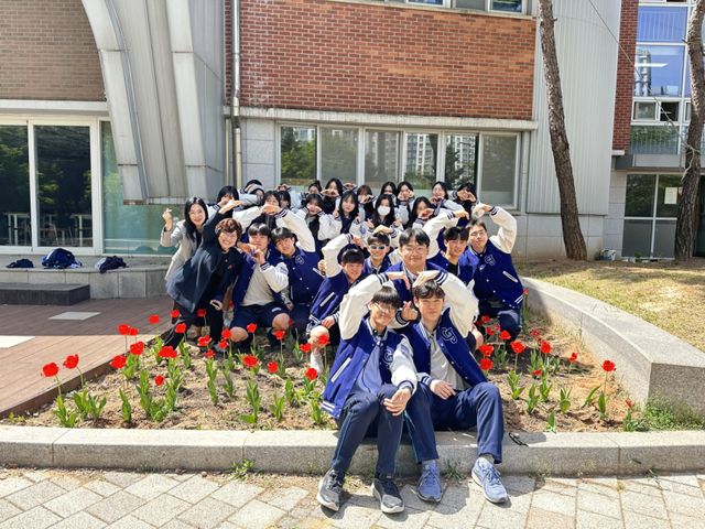 김포제일고등학교 학생들이 선생님과 함께 튤립 꽃밭에서 기념사진을 촬영하고 있다. 김포제일고등학교 제공