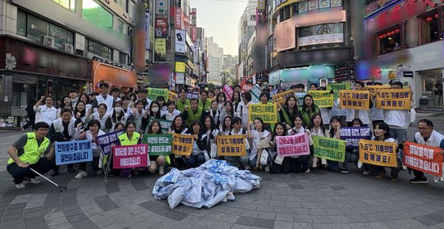 ‘광명 ESG(환경·사회·지배구조) 액션팀’소속 기관 관계자들이 24일 철산상업지구 일대에서 ‘기후의병 줍킹데이’ 캠페인에 참여하고 기념촬영을 하고 있다. 광명시 제공