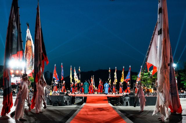 광주시 대표 전통문화 축제인 ‘제29회 광주왕실도자페스티벌’ 개막식이 ‘물길 위로 피어난 왕실의 품격, 시간의 유희’를 주제로 한 공연으로 화려한 막이 올랐다. 광주시 제공