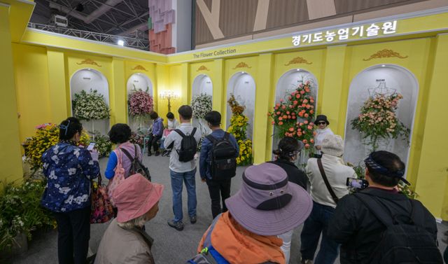 '2026 고양국제꽃박람회'가 열린 26일 오전 고양특례시 일산동구 일산호수공원에서 경기도농업기술원 부스를 찾은 시민들이 다양한 꽃을 둘러보고 있다. 윤원규기자
