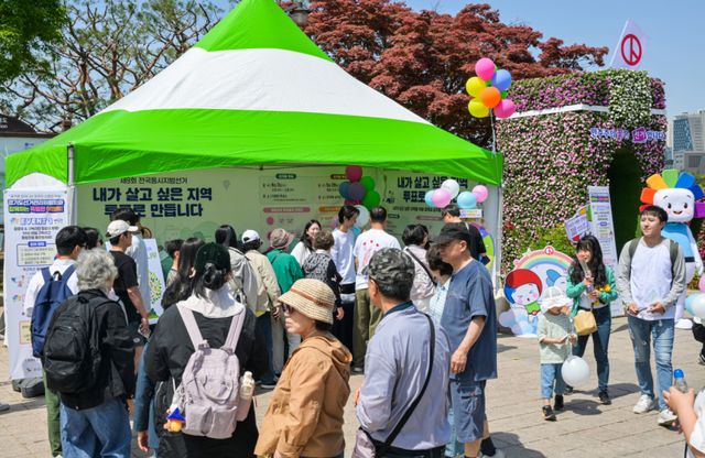 경기도선거관리위원회 관계자들이 26일 오전 고양특례시 일산동구 일산호수공원에서 열린 '2026 고양국제꽃박람회'를 찾은 시민들에게 제9회 전국동시지방선거 투표참여를 독려하고 있다. 윤원규기자