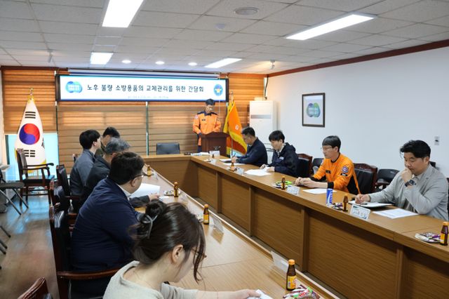 김포소방서가 소방시설 관리업체 관계인들과 간담회를 열고 있다. 김포소방서 제공