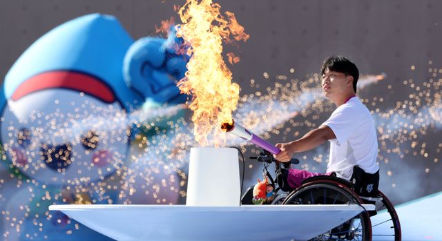 26일 경기 광주 G-스타디움서 열린 ‘제16회 경기도장애인체육대회 2026 광주’ 개회식서 성화 점화가 진행되고 있다. 경기도장애인체육회 제공