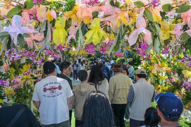 '2026 고양국제꽃박람회'가 열린 26일 오전 고양특례시 일산동구 일산호수공원을 찾은 시민들이 다양한 꽃을 둘러보고 있다. 윤원규기자