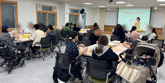 최근 평택시가 지역 내 임산부와 영유야를 대상으로 열린 영양강화 요리교육에서 참석자들이 요리를 만들고 있다. 평택시 제공
