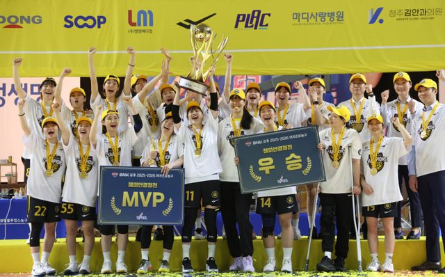 우승 만끽하는 KB스타즈. 연합뉴스