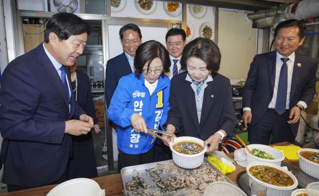 27일 안성중앙시장에서 열린 더불어민주당 '국민곁으로! 현장 속으로'에서 더불어민주당 정청래 대표, 추미애 경기도지사 후보, 김승원 경기도당위원장, 김보라 안성시장 후보등이 시장에서 판매중인 국거리를 직접 구매하고 있다. 홍기웅기자