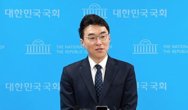 더불어민주당 김남국 대변인이 9일 국회 소통관에서 경기 안산갑 국회의원 보궐선거 출마를 선언한 뒤 취재진 질문에 답하고 있다. 연합뉴스
