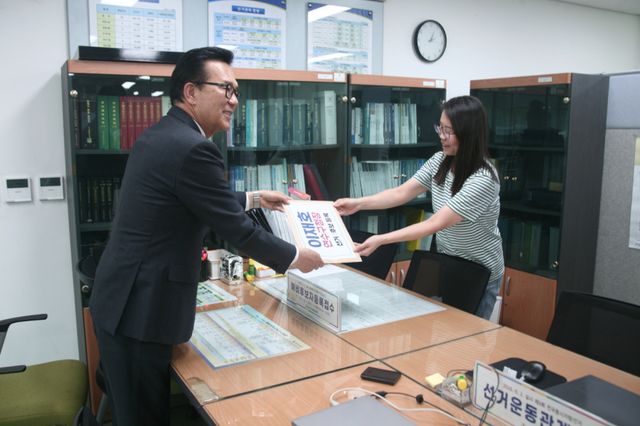 27일 이재호 연수구청장이 연수구선거관리위원회를 찾아 예비후보 등록을 한 뒤 기념 촬영을 하고 있다. 이재호 캠프 제공