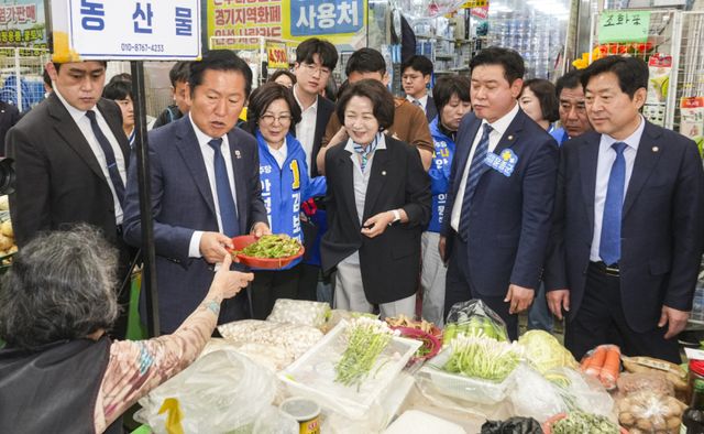 27일 안성중앙시장에서 열린 더불어민주당 '국민곁으로! 현장 속으로'에서 더불어민주당 정청래 대표, 추미애 경기도지사 후보, 김보라 안성시장 후보등이 시장에서 상인에게 나물을 구매하고 있다. 홍기웅기자