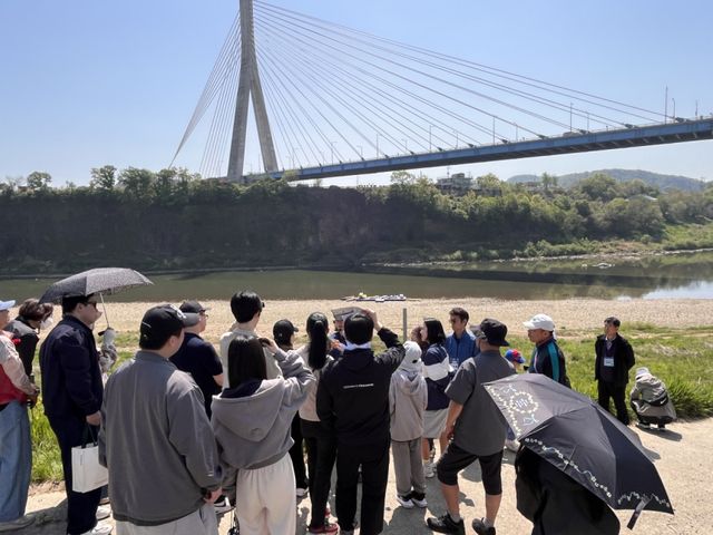 최근 연천군 전곡읍 임진강 주상절리 일원에서 열린 ‘임진강 자연센터 플로깅대회’에서 참석자들이 임진강을 탐방하고 있다. 연천군 제공