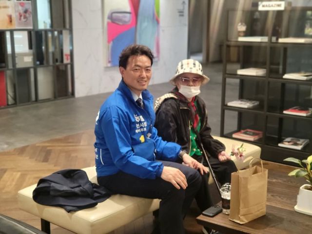 더불어민주당 김종천 과천시장 예비후보가 한 어르신과 대화를 나누고 있다. 더불어민주당 김종천 과천시장 예비후보 선거 캠프 제공