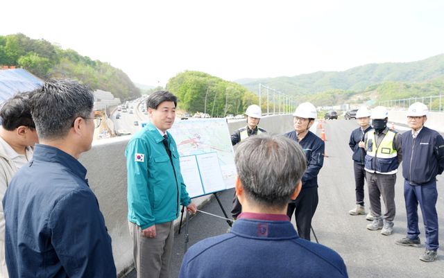 방세환 광주시장이 광주시 중대동 일원에서 진행 중인 국도 3호선(성남~장호원) 자동차전용도로 진출입 램프 개설공사 현장을 방문해 추진상황을 점검하고 있다. 광주시 제공