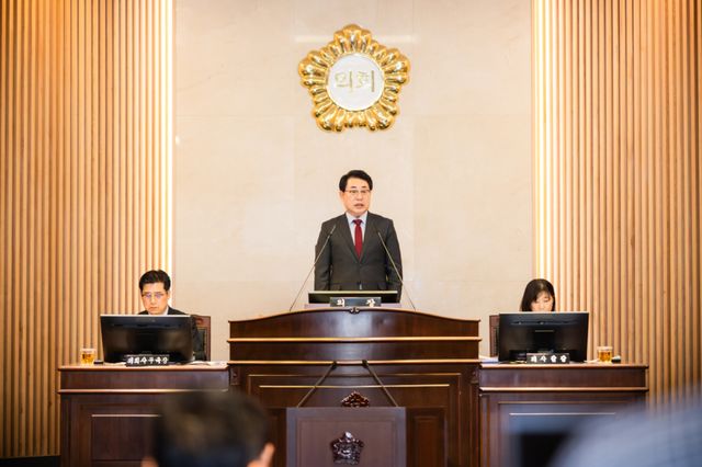 남양주시의회 조성대 의장이 27일 본회의장에서 제319회 임시회 제2차 본회의를 진행하고 있다. 남양주시의회 제공